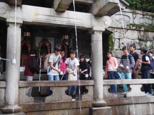 清水寺の音羽の滝。願いが叶うかな？